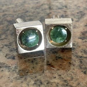 Round green stone centerpiece & gold cufflinks